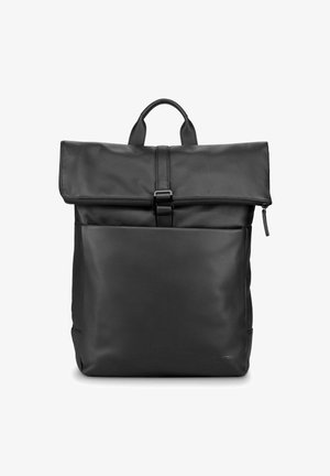 Sac à dos en cuir noir avec un design à rabat enroulable, une sangle réglable et une poche avant zippée. Texture lisse et accents matériels minimalistes.