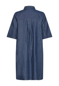 Robe chemise en denim bleu avec manches trois-quarts, détail de pli au dos et poignets boutonnés, longueur jusqu'au genou avec une coupe droite.
