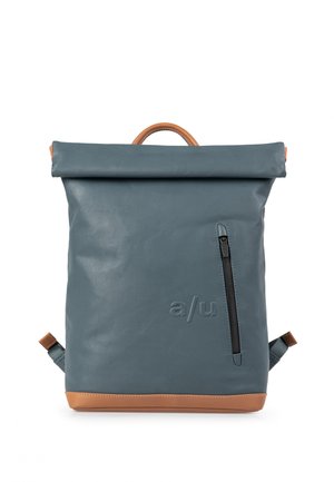 Zaino in materiale impermeabile blu scuro con chiusura roll-top, dettagli in pelle marrone chiaro, tasca laterale con zip e spallacci regolabili.