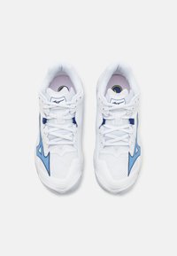 Baskets blanches avec une tige en mesh, accents bleus sur les côtés, bout rond et lacets plats, avec une semelle texturée pour une meilleure adhérence.