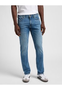 Jeans de color azul claro con un diseño de pierna recta, confeccionados en denim, que presentan un estilo clásico de cinco bolsillos y acentos de herrajes metálicos.