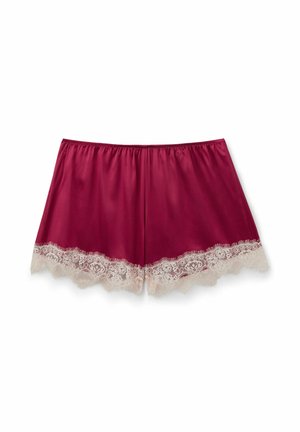 Røde satinsoveshorts med beige blomsterblondekant langs kanten og en elastisk talje, lagt fladt på en hvid baggrund.