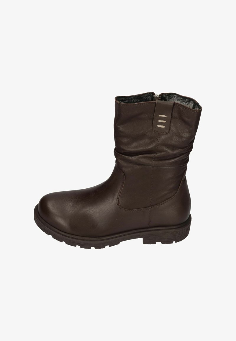 Brun læderankelstøvle med rundet tå, slasket design og kontrastfuld grå detalje på bagsiden. Har en tekstureret sål for bedre greb.