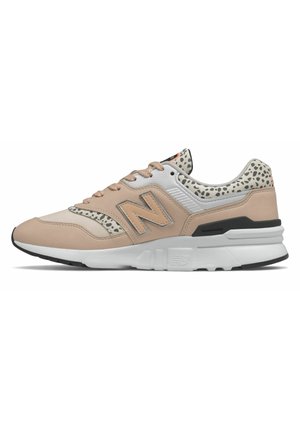Beige og hvid New Balance-sneaker med leopardmønstrede detaljer, lysebrune snørebånd og en hvid polstret sål med sorte detaljer.
