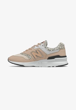 Beige og hvid New Balance-sneaker med leopardmønstrede detaljer, lysebrune snørebånd og en hvid polstret sål med sorte detaljer.
