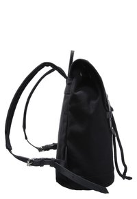 Zaino nero in tela con parte superiore a coulisse, spallacci regolabili e design minimalista. Caratteristiche includono cuciture robuste e dettagli in metallo.