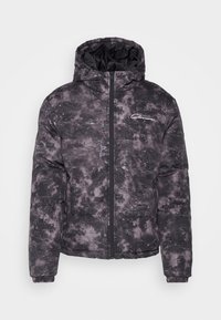 Svart och grå tie-dye pufferjacka med huva och framdragkedja, med en liten vit logotyp på vänster bröst.