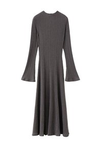 Vestido gris de manga larga con textura acanalada, cuello redondo y mangas acampanadas, con una silueta fluida y diseño de longitud completa.