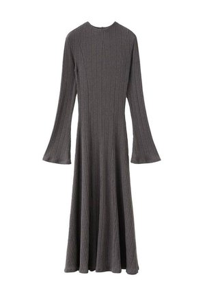 Vestido gris de manga larga con textura acanalada, cuello redondo y mangas acampanadas, con una silueta fluida y diseño de longitud completa.