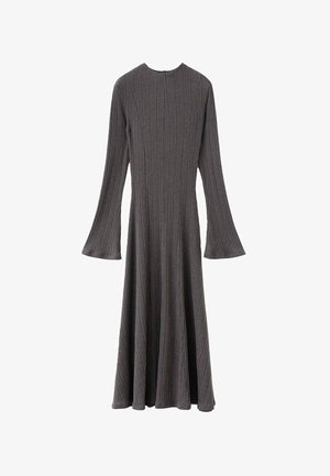 Vestido gris de manga larga con textura acanalada, cuello redondo y mangas acampanadas, con una silueta fluida y diseño de longitud completa.