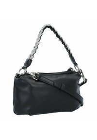 Bolso de mano de cuero negro con un cuerpo texturizado, asa trenzada con detalles en plata, correa ajustable y detalles de hardware metálico.
