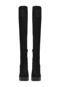 Cizme negre peste genunchi din suede cu o textură mată, cu o talpă chunky și fermoare la spate pentru închidere.