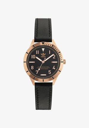 Schwarze Lederarmbanduhr mit Gehäuse aus Roségold, schwarzem Zifferblatt, markanten Stundenmarkierungen und adidas-Logo. Verfügt über ein strukturiertes Armband und ein schlichtes Design.