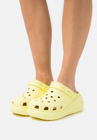 Crocs CRUSH UNISEX - Sabots - sulphur