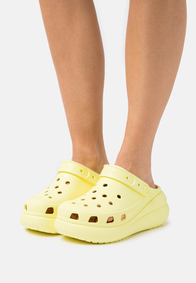Crocs CRUSH UNISEX - Sabots - sulphur