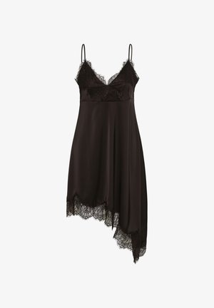 Robe nuisette en satin noir avec bordure en dentelle, bretelles spaghetti, encolure en V et ourlet asymétrique.