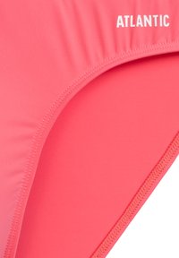 Jasnoróżowe bikini z gładkiego materiału z wysokim krojem, elastycznym pasem i białym logo "ATLANTIC".