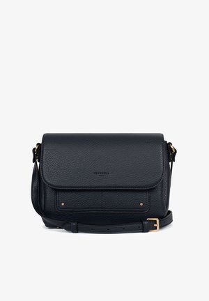 Sac bandoulière en cuir noir texturé avec rabat avant, bandoulière réglable, et détails subtils en boucle et rivets dorés.