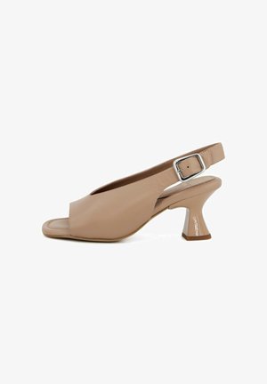 Scarpa slingback beige con punta aperta, fibbia argento e tacco medio svasato su sfondo bianco.