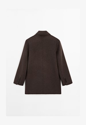 Tmavě hnědý vlněný kabát s dlouhými rukávy, zapínáním na knoflíky a rovnými zády, vystavený na bílém pozadí.