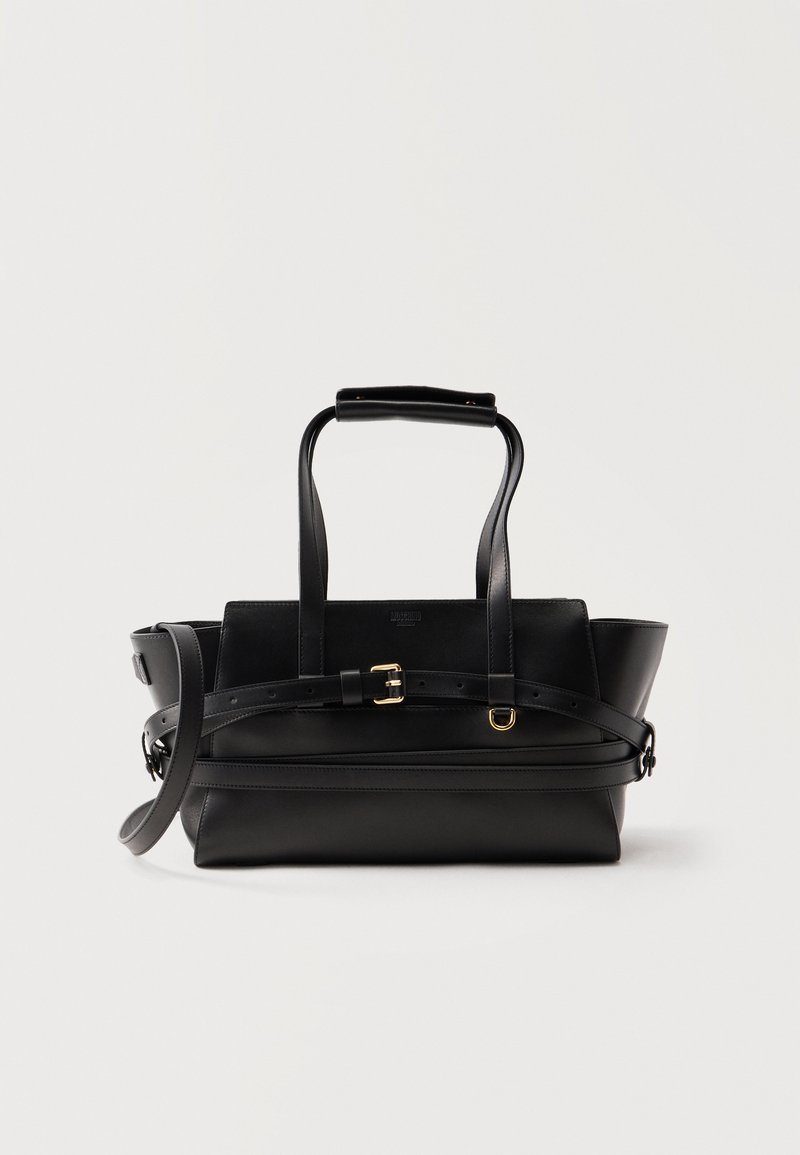 Μαύρη τσάντα tote από δέρμα με διπλές λαβές κορυφής, αποσπώμενο ρυθμιζόμενο λουράκι ώμου και μπροστινή ζώνη με χρυσή αγκράφα.