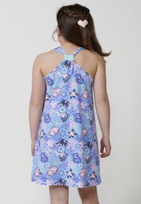 Hellblaues Kleid mit floralem Muster in Pink und Schwarz, mit Halterneck-Ausschnitt und offenem Rückendesign. Weicher Stoff mit glatter Textur.