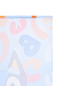 Tejido suave de color azul claro con formas abstractas coloridas en rosa, naranja y azul. Presenta la cara de un personaje en gris con un sombrero blanco.