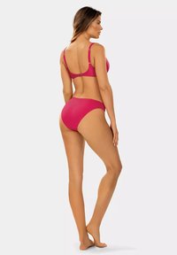 Różowy komplet bielizny z teksturowanym biustonoszem z regulowanymi ramiączkami oraz pasującymi majtkami z wysokim stanem, zaprezentowany z widoku z tyłu.