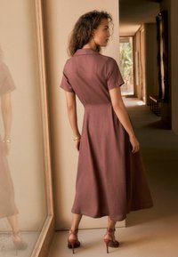 Next TALL FIT - MIDI  - Tričkové šaty - chocolate brown