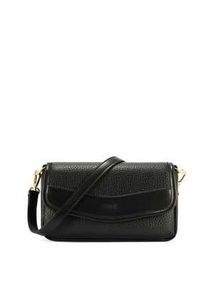 Czarna torebka na ramię z teksturowanej skóry z klapką, złotymi okuciami i regulowanym paskiem na ramię na białym tle.