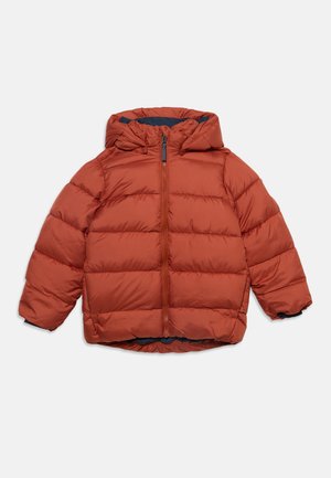 Veste d'hiver matelassée pour enfants couleur rouille orange, avec capuche, fermeture éclair frontale et manches longues sur fond blanc.
