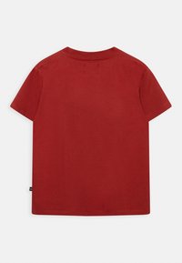 Röd bomullströja med rundad halsringning och korta ärmar. Baksidan har en enkel design utan tryck eller dekorationer.