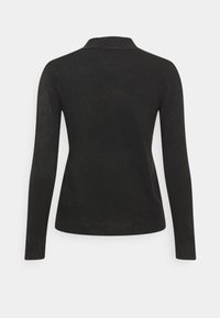 Czarny sweter z długimi rękawami, małym kołnierzykiem oraz ściągaczem na dole. Materiał jest gładki z delikatnym połyskiem. Brak widocznych wzorów ani zdobień.