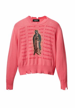 Roze gebreide trui met lange mouwen en versleten randen, met herhaalde rode tekst "Behandel mensen met vriendelijkheid" en een afbeelding van een religieuze figuur in het midden.