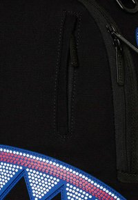 Zaino in tessuto nero con una grande grafica blu e bianca con dettagli rossi, due tasche con cerniera e cuciture resistenti.