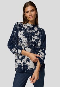 Marineblauer und grauer Pullover mit Muster, entspannter Passform, weichem Stoff und hohem Kragen. Mit langen Ärmeln und abstrakten Designdetails.