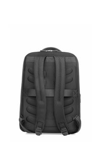 Czarny plecak z wyściełanym panelem tylnym, regulowanymi paskami i uchwytem na górze. Posiada gładki materiał oraz kieszeń boczną na zamek.