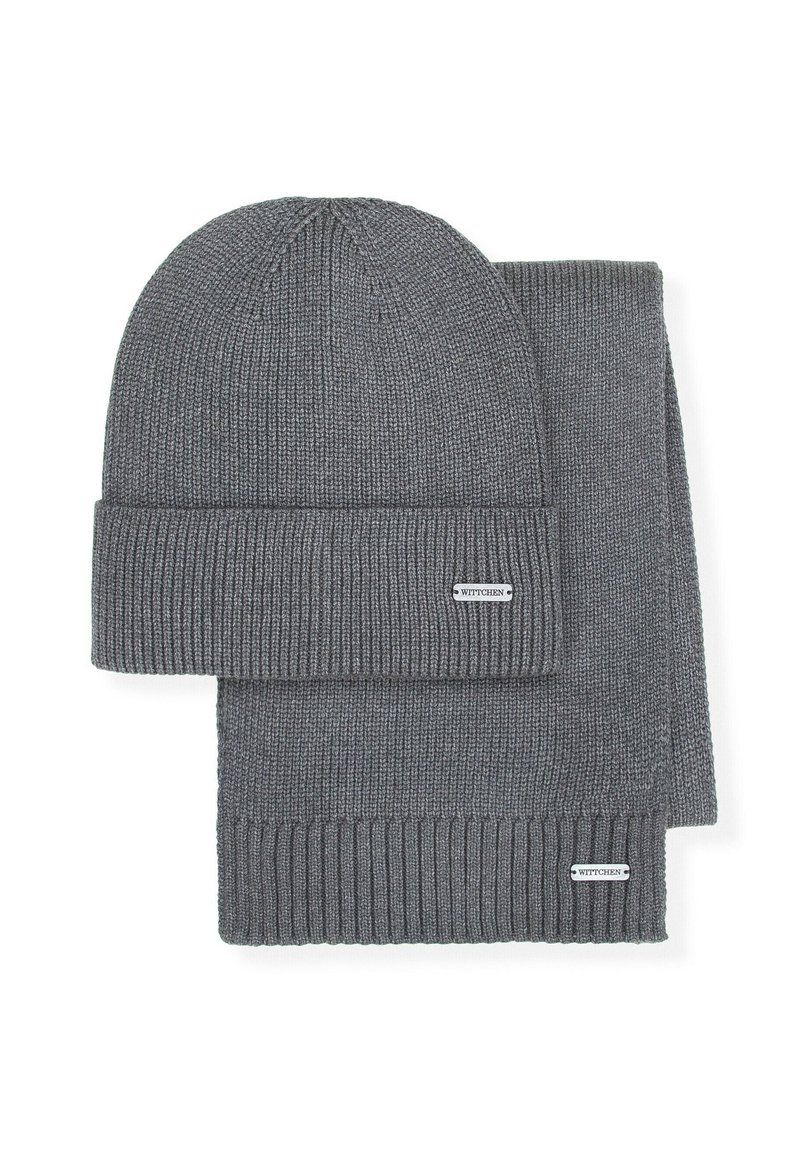 Set composto da berretto e sciarpa grigi lavorati a maglia con texture a coste. Entrambi gli articoli hanno un risvolto e una piccola etichetta del marchio. Materiale morbido.