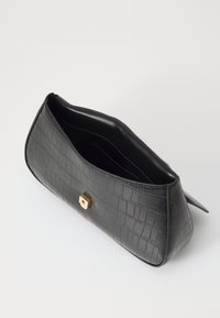 Krokodillepræget sort lædertaske med et guld firkantet lås. Har en åben top og struktureret design, der viser en glat indvendig foring.
