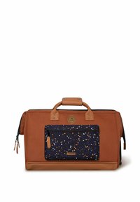 Sac de voyage en tissu marron avec une poche avant texturée bleu foncé ornée de taches blanches et orange. Comprend des accents en cuir et une fermeture éclair.