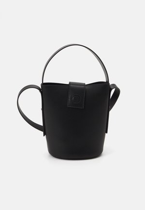 Bolso tipo bombonera de cuero negro con asa superior, anillas laterales y una correa frontal con cierre de broche circular.