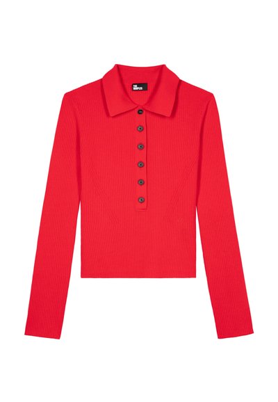 Rød ribbet langærmet top med kraveudskæring og seks sorte knapper foran, med detaljer på sidel paneler og kort længde.