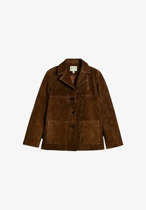 Brun ruskindsjakke med bred krave, tre sorte knapper foran og to store forlommer.