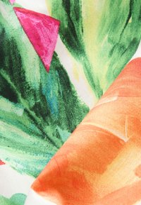 Cvetlični tekstil z zelenimi, oranžnimi in roza akvarelnimi vzorci. Gladek tekstura, dvobarven dizajn v živahnih barvah, idealen za oblazinjenje ali modo.