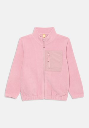 Lyserød fleecejakke med høj krave, fuld lynlås, lange ærmer og en frontlomme i en kontrasterende lys pink farve.