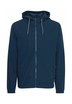 Giacca con cappuccio di colore blu navy, realizzata in tessuto liscio, presenta una zip frontale, cappuccio regolabile con cordino e tasche laterali con polsini elasticizzati.