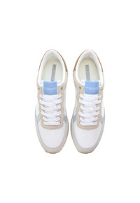 Adidași cu un upper din plasă albă, accente din suede bej și branduire de un albastru deschis. Au șireturi albe și o talpă din cauciuc texturată.