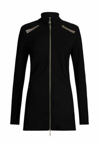 Črna zip-up jakna z visokim ovratnikom, ki ima kovinske zadrge na ramenih in mehko, gladko blago. Dolgi rokavi in eleganten dizajn.