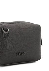 Borsa nera in pelle con superficie textured, forma rettangolare, chiusura con zip superiore e dettaglio anello laterale. Marchiata con il logo "CULT".