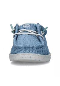 Scarpe azzurre chiare con tomaia in mesh traspirante, suola bianca con macchie, lacci piatti e un'etichetta con la scritta "HEY DUDE" sulla linguetta.